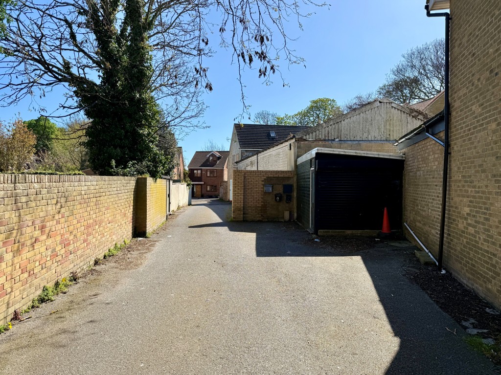 Lot: 41 - LARGE HOUSE AND FIVE GARAGES WITH POTENTIAL - Driveway